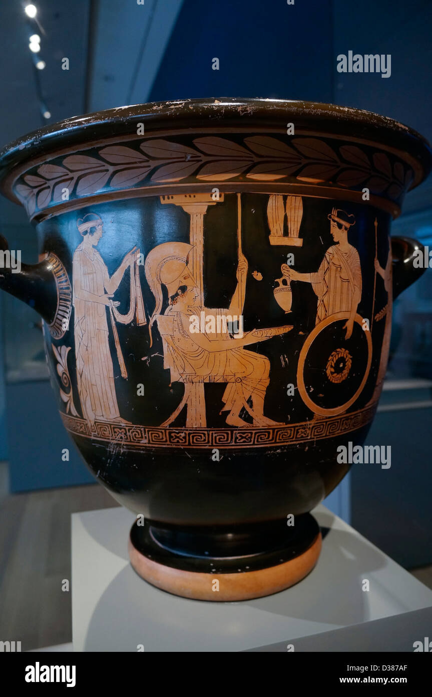 Cratere a campana (ciotola per la miscelazione di vino e acqua), c. 450  A.C. La terracotta, rosso-figura tecnica. Il greco Foto stock - Alamy