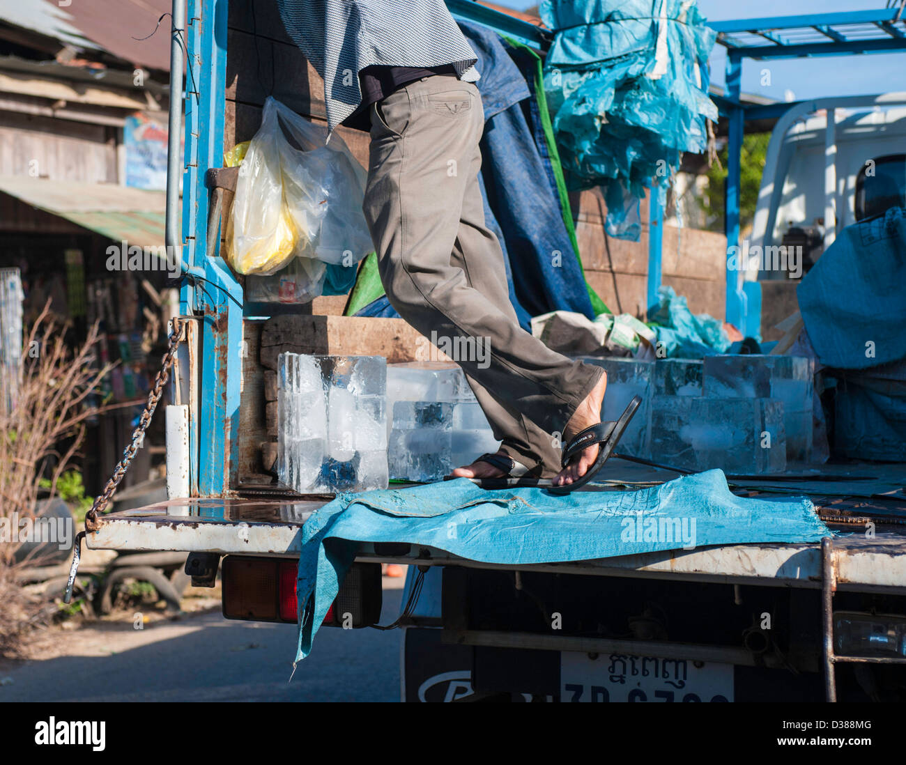 Cambogia sambor sam bor steet scena vendita di ghiaccio ghiaccio venditore di ghiaccio di autotrasporti Foto Stock