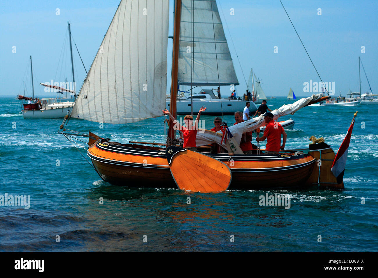 Barca a vela tradizionale barca flatbottom (Paesi Bassi) durante la parata di 'Semaine du Golfe", all'ingresso del Golfo di Morbihan. Foto Stock