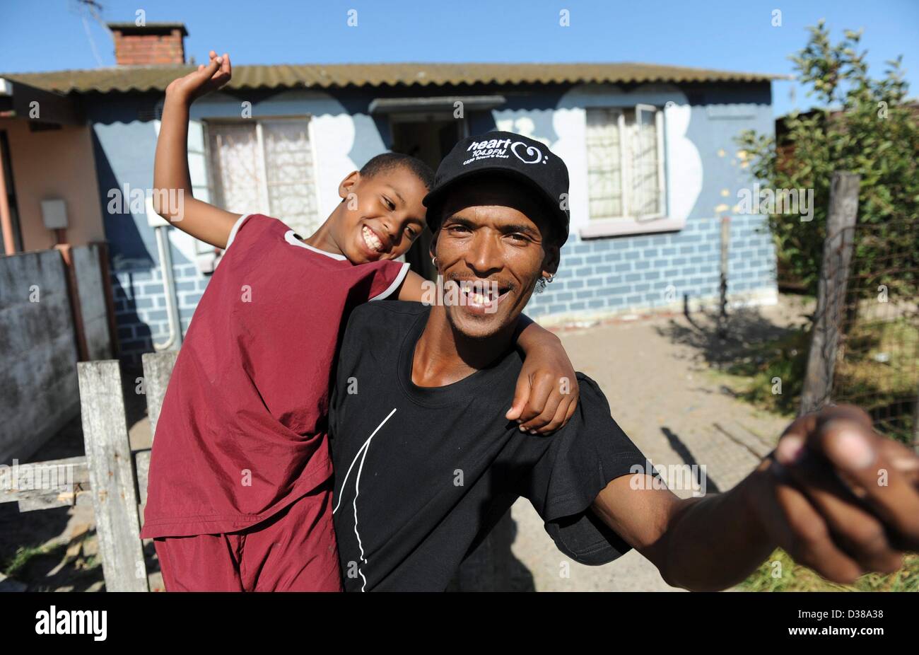 CAPE TOWN, SUD AFRICA: ex guardia auto, Alen Abrahams con suo figlio, Abdul Hendricks nel Febbraio 8, 2013 a Città del Capo, in Sudafrica. Abrahams è stato scoperto dopo che ha postato su YouTube il video in cui canta corrente di musica pop, utilizzando la sua propria, Afrikaans lyrics. Il suo "Capo Appartamenti Pop" la musica è diventata una sensazione per tutta la notte. (Foto di Gallo Immagini / Foto24 / Leanne Stander) Foto Stock