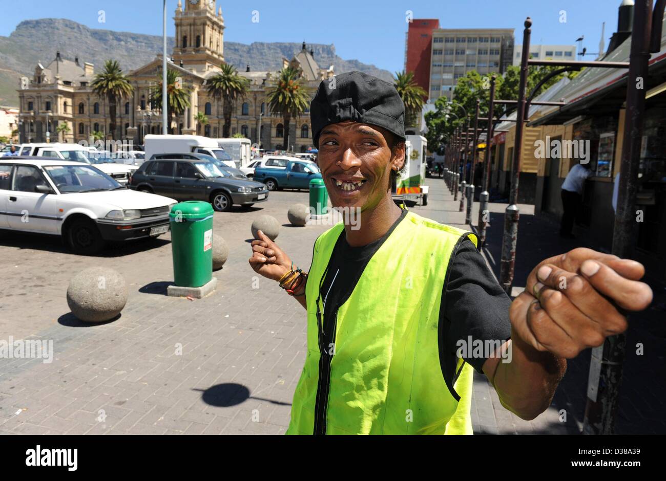 CAPE TOWN, SUD AFRICA: ex guardia auto, Alen Abrahams nel cuore 104,9 FM studio su Febbraio 8, 2013 a Città del Capo, in Sudafrica. Abrahams è stato scoperto dopo che ha postato su YouTube il video in cui canta corrente di musica pop, utilizzando la sua propria, Afrikaans lyrics. Il suo "Capo Appartamenti Pop" la musica è diventata una sensazione per tutta la notte. (Foto di Gallo Immagini / Foto24 / Leanne Stander) Foto Stock