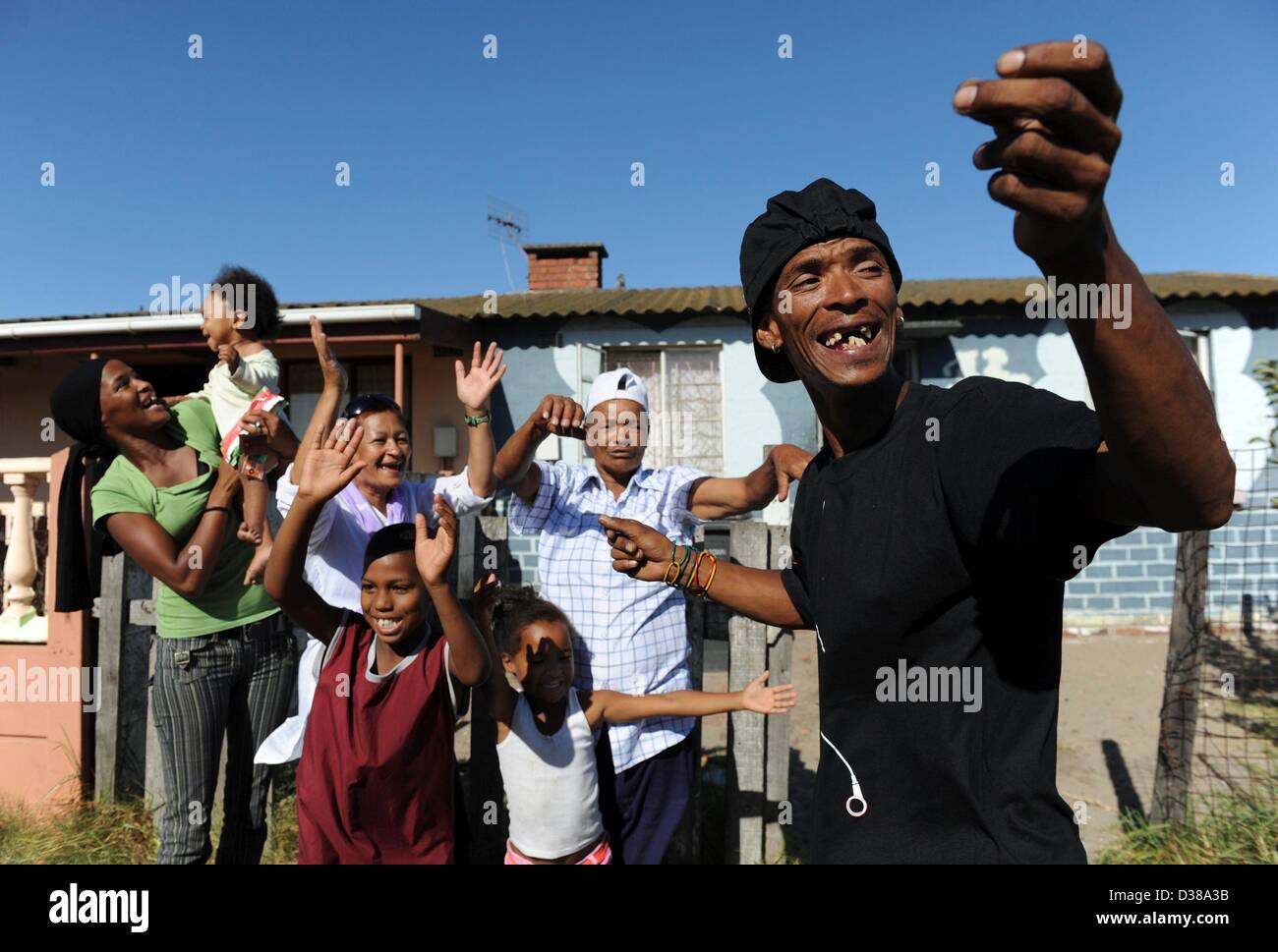 CAPE TOWN, SUD AFRICA: ex guardia auto, Alen Abrahams con la sua famiglia nel Febbraio 8, 2013 a Città del Capo, in Sudafrica. Abrahams è stato scoperto dopo che ha postato su YouTube il video in cui canta corrente di musica pop, utilizzando la sua propria, Afrikaans lyrics. Il suo "Capo Appartamenti Pop" la musica è diventata una sensazione per tutta la notte. (Foto di Gallo Immagini / Foto24 / Leanne Stander) Foto Stock