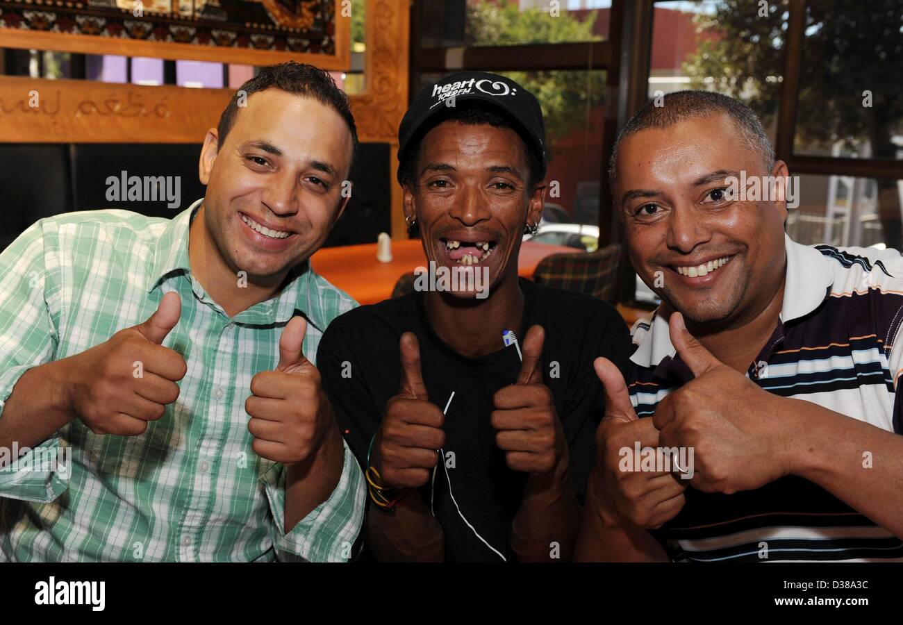 CAPE TOWN, SUD AFRICA: ex guardia auto, Alen Abrahams con il suo manager, Marlon Kruger e cuore della FM Aden Thomas il 8 febbraio 2013 a Città del Capo, in Sudafrica. Abrahams è stato scoperto dopo che ha postato su YouTube il video in cui canta corrente di musica pop, utilizzando la sua propria, Afrikaans lyrics. Il suo "Capo Appartamenti Pop" la musica è diventata una sensazione per tutta la notte. (Foto di Gallo Immagini / Foto24 / Leanne Stander) Foto Stock