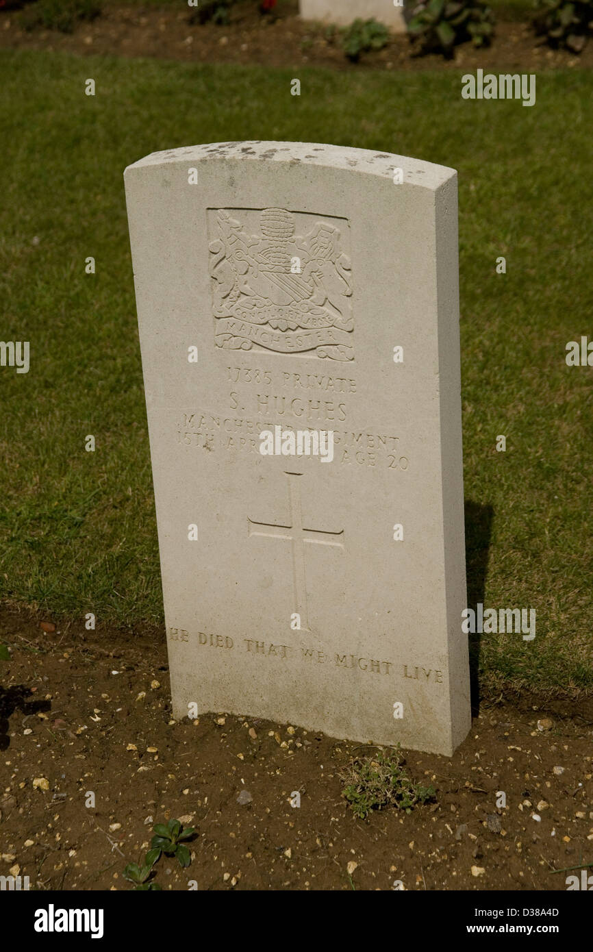 Il punto 110 nuovo cimitero britannico Fricourt sulle somme e la tomba di un reggimento di Manchester militare ucciso 1916 Prima Guerra Mondiale Foto Stock