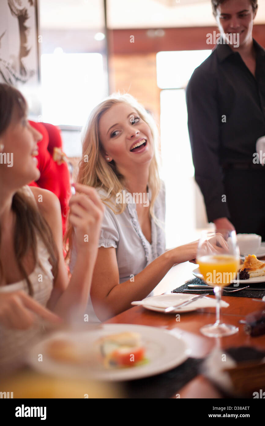 Le donne aventi insieme per la prima colazione nella caffetteria Foto Stock