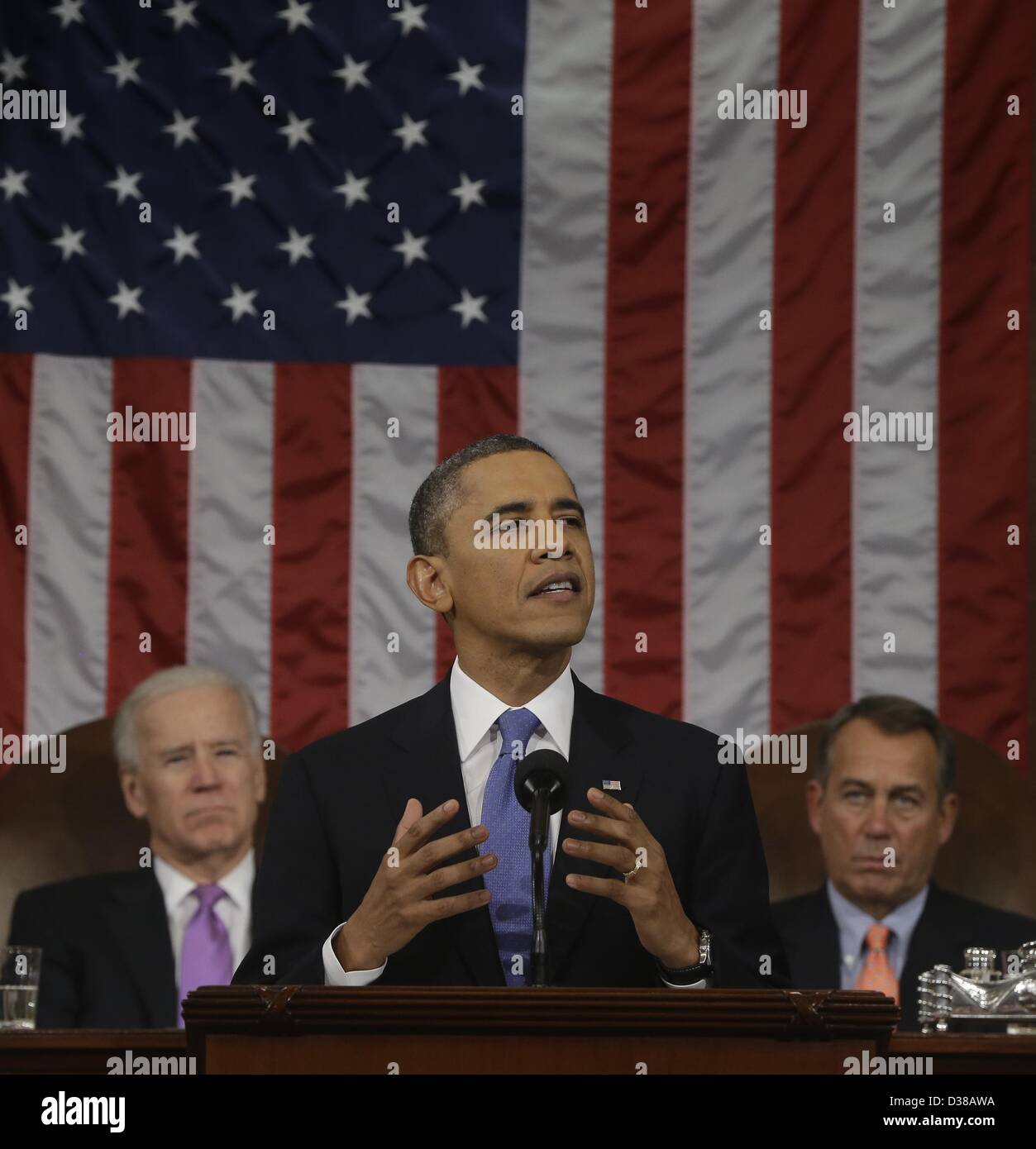 Wahington DC, Stati Uniti d'America. Il 12 febbraio 2013. Il Presidente degli Stati Uniti Barack Obama, fiancheggiata da U.S. Vice presidente Joe Biden, sinistra e un altoparlante di U.S. Casa dei Rappresentanti John Boehner (repubblicano di Ohio) dà il suo stato dell unione indirizzo durante una sessione congiunta del Congresso sul colle del Campidoglio di Washington il 12 febbraio 2013. .Credit: Charles Dharapak / dpa/Alamy Live News Foto Stock