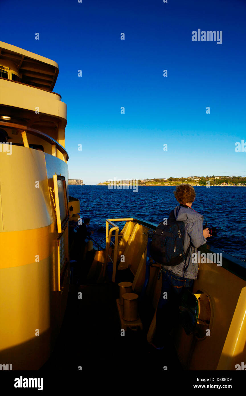 Un passeggero sul Sydney traversata in traghetto al porto di Sydney Foto Stock