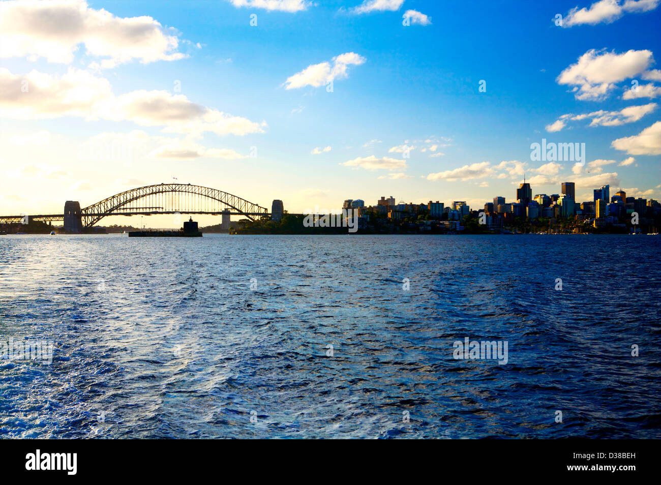 Sydney NSW Skyline il Ponte del Porto di Sydney al Tramonto con il blu del cielo Foto Stock