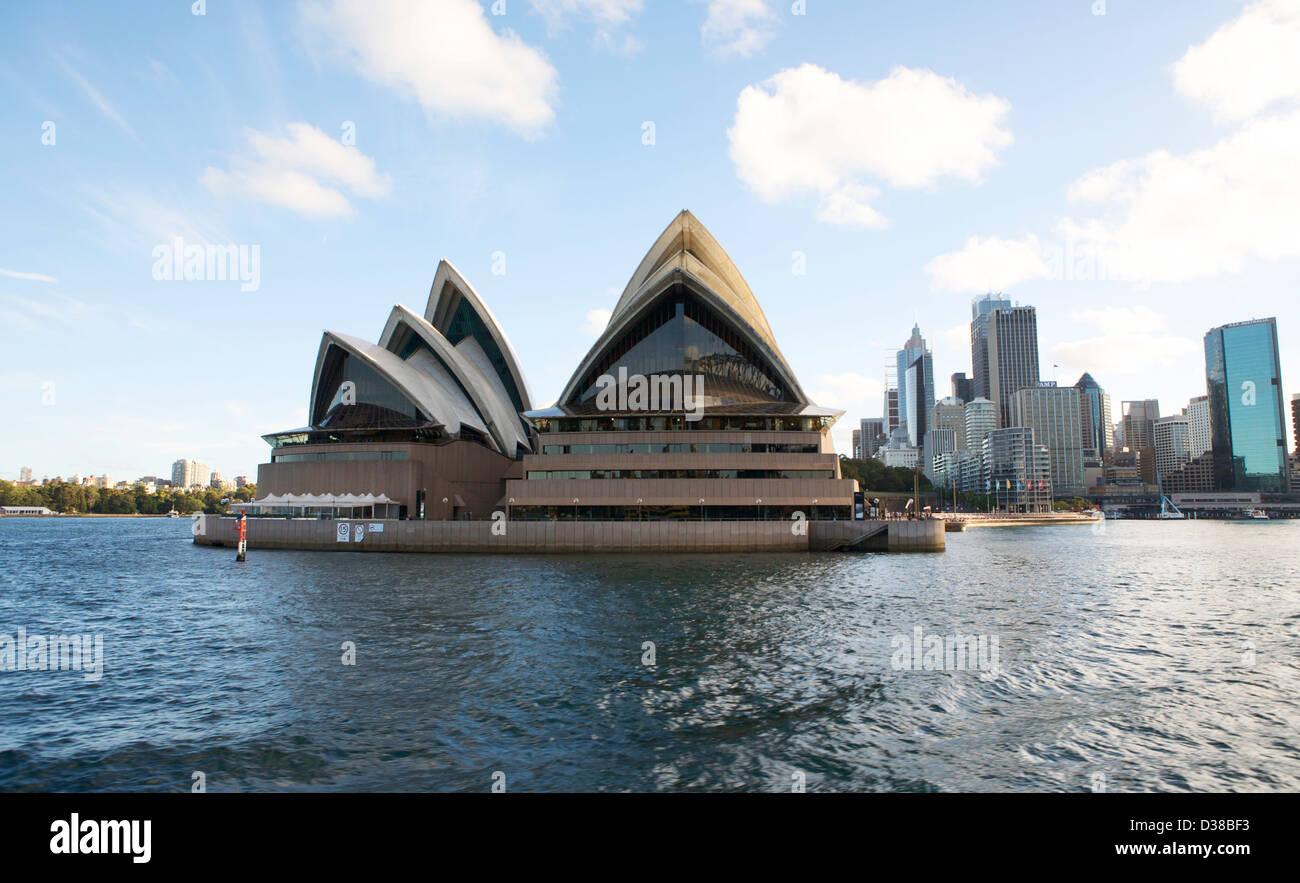 Una foto della Sydney Opera House come si vede da una barca con alcuni della skyline di Sydney in background. Foto Stock