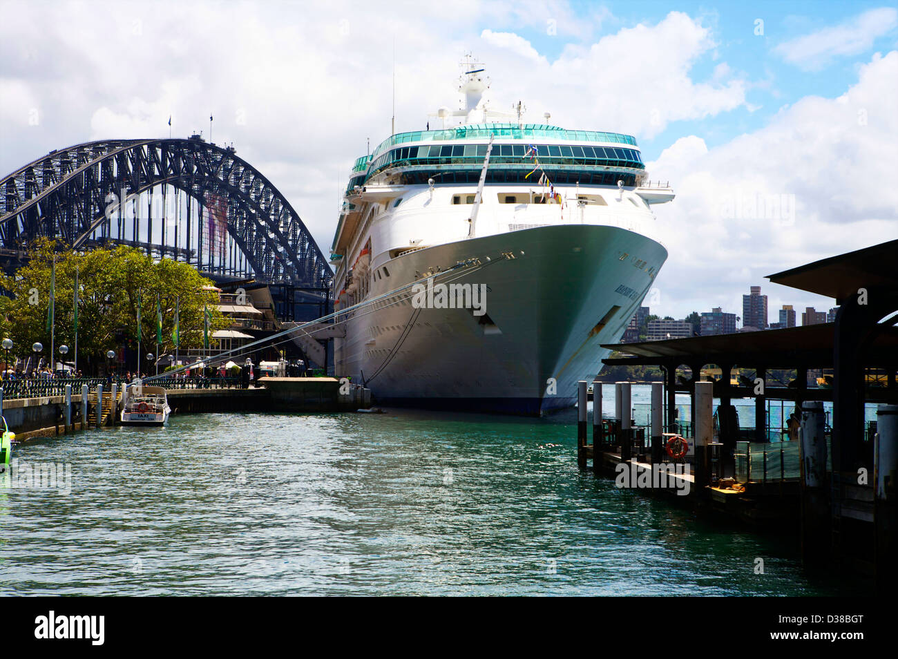 Viste del Sydney Harbour Bridge spanning il Sydney Harbour collegando il Sydney central business district (CBD) e la North Shore. Foto Stock