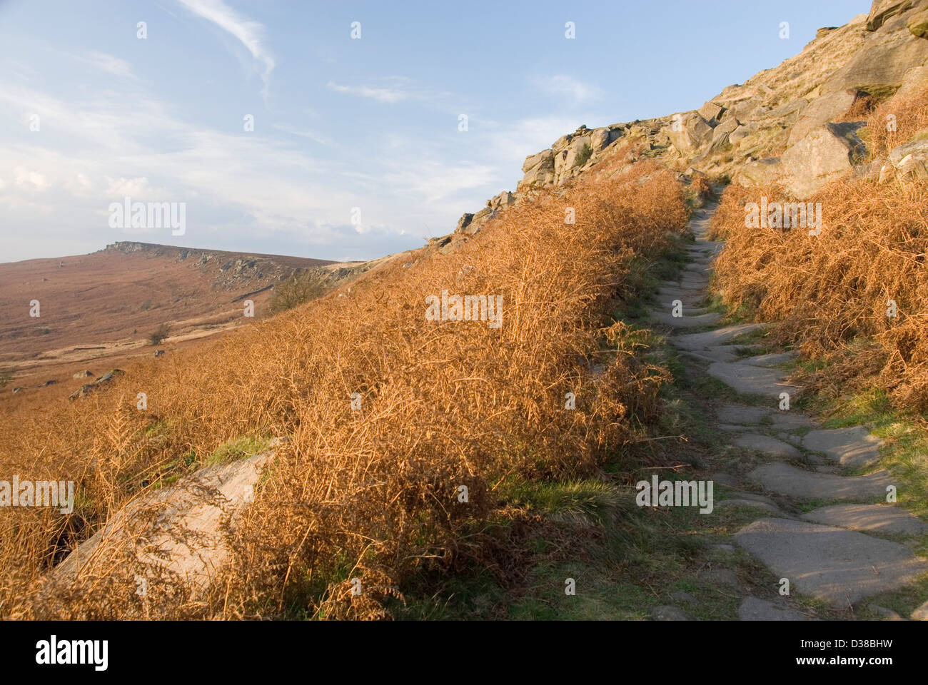 Ripido sentiero che sale verso l'alto del bordo Stanage, Hathersage Moor, Peak District, Derbyshire, Regno Unito Foto Stock