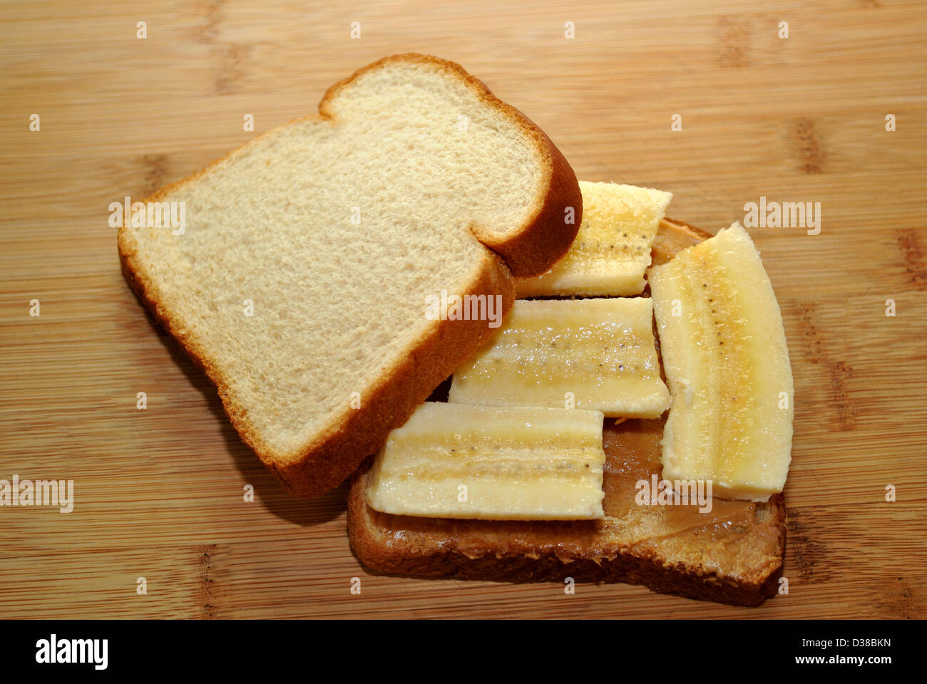 Sandwich di Peanutbutter e banana con pane a lato Foto Stock