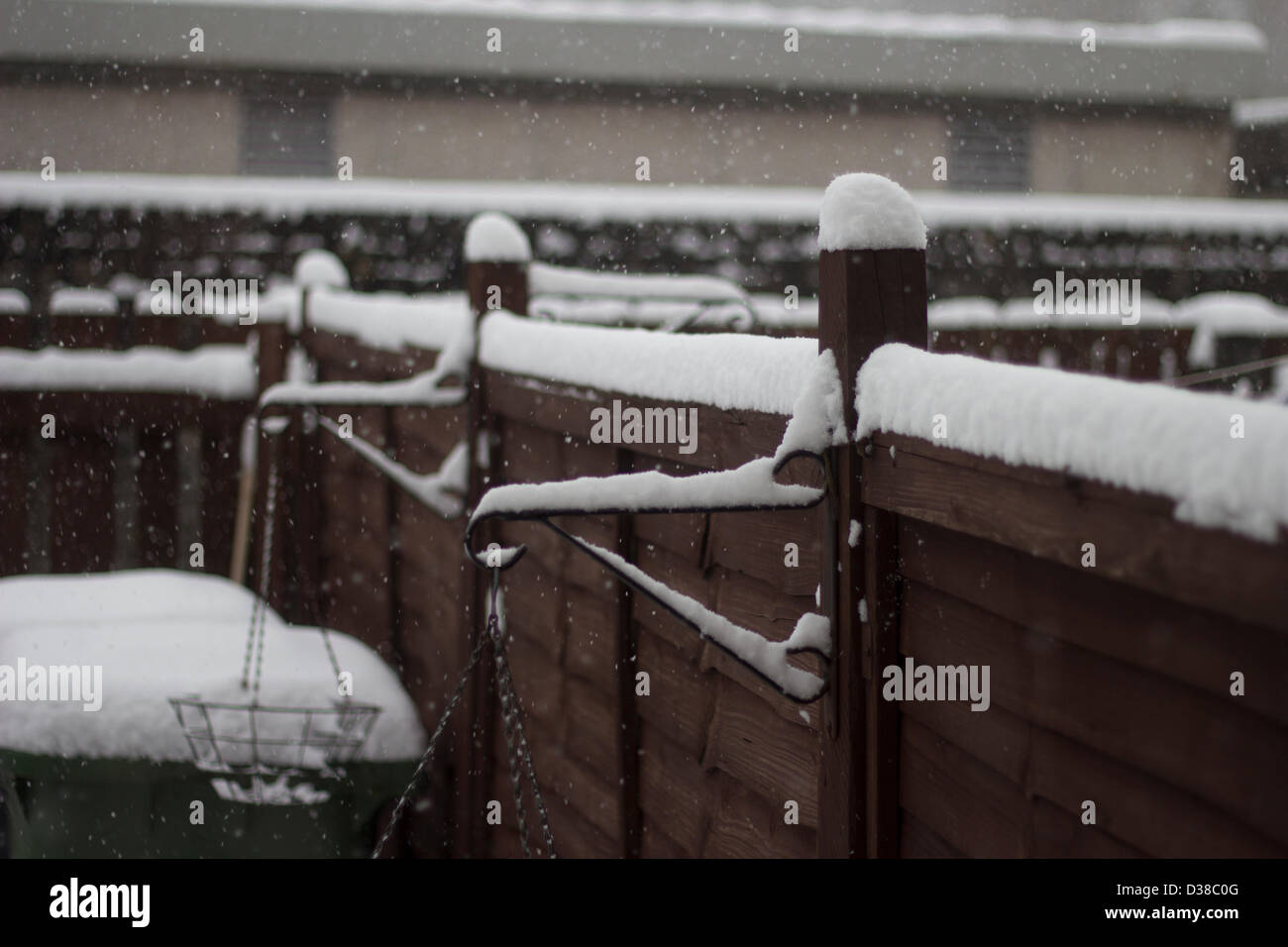 Neve spessa sulla parte superiore della recinzione di legno doghe, Glasgow, Scotland, Regno Unito Foto Stock