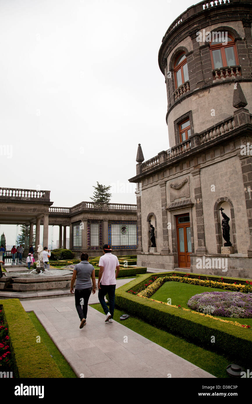 Torre in giardini paesaggistici in cima il Castello di Chapultepec - Città del Messico DF Foto Stock