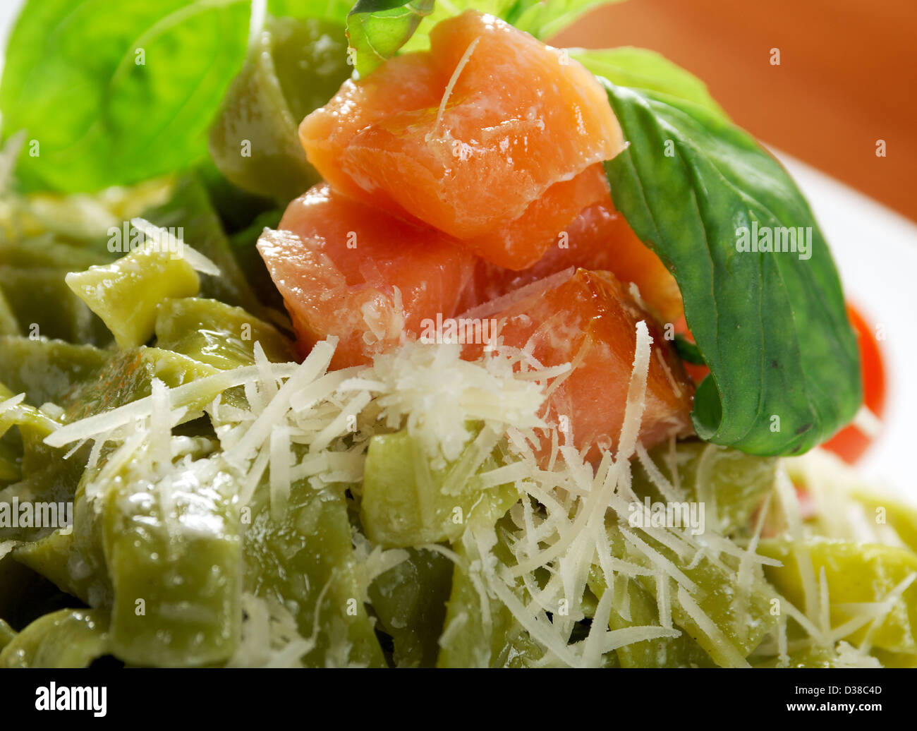 Pasta tagliatelle al pesto di basilico e il salmone Foto Stock