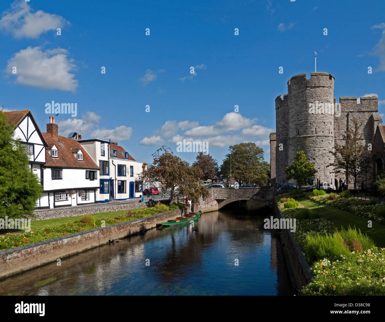 Westgate Gardens & Tower, accanto al fiume Stour, Canterbury, Kent, Inghilterra, Regno Unito Foto Stock