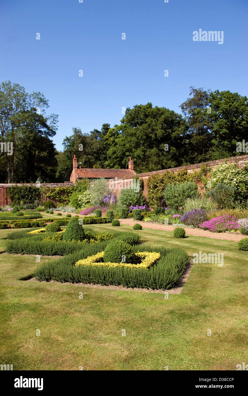 Il giardino murato a Hoveton Hall Gardens, Wroxham, Norfolk Foto Stock