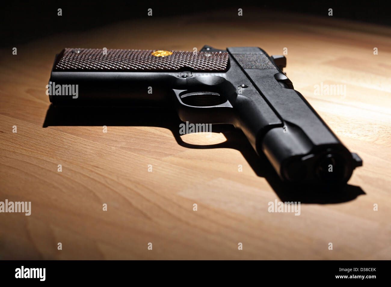 M1911 pistola sul tavolo di legno. DOF poco profondo. Foto Stock