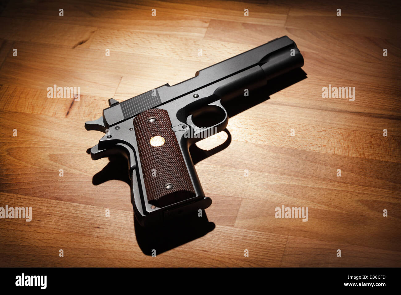 M1911 semi-automatico .45 pistola calibro su una superficie di legno. Studio shot Foto Stock