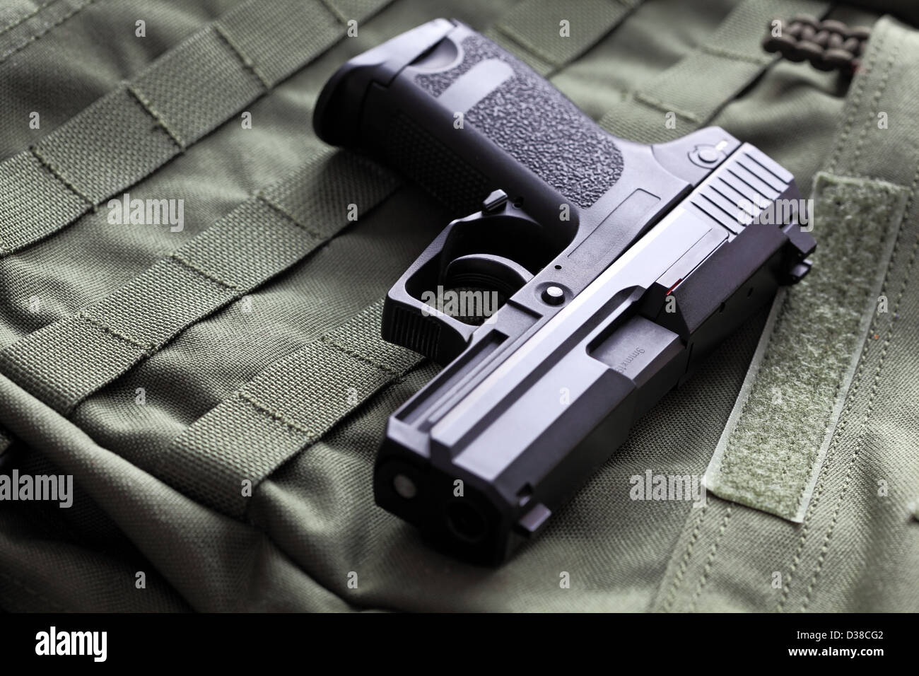 Serie di arma. Unione 9mm semi-automatico, USP Compact pistola su uno sfondo verde. Studio shot. Foto Stock