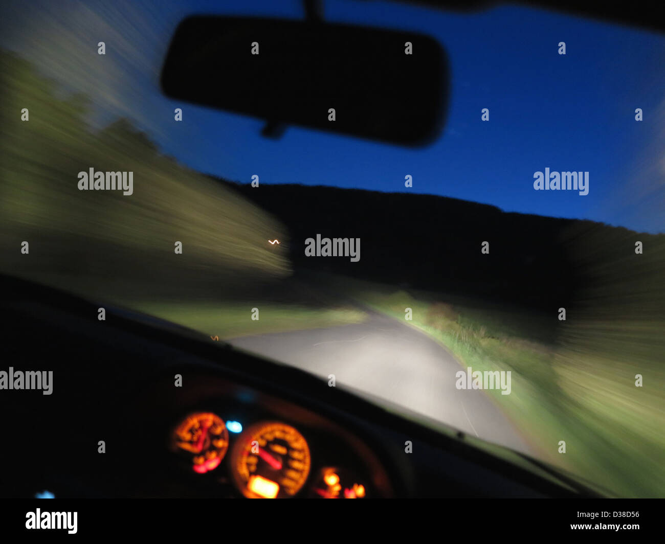 Guida auto veloci - vista dall'interno di un automobile Foto Stock