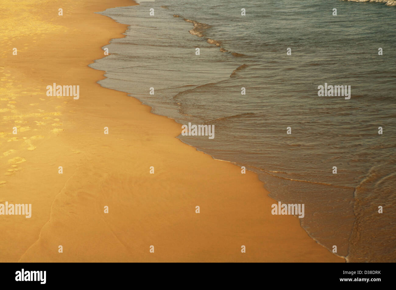Spiaggia deserta sulla costa est dell'Australia al tramonto o al tramonto Foto Stock