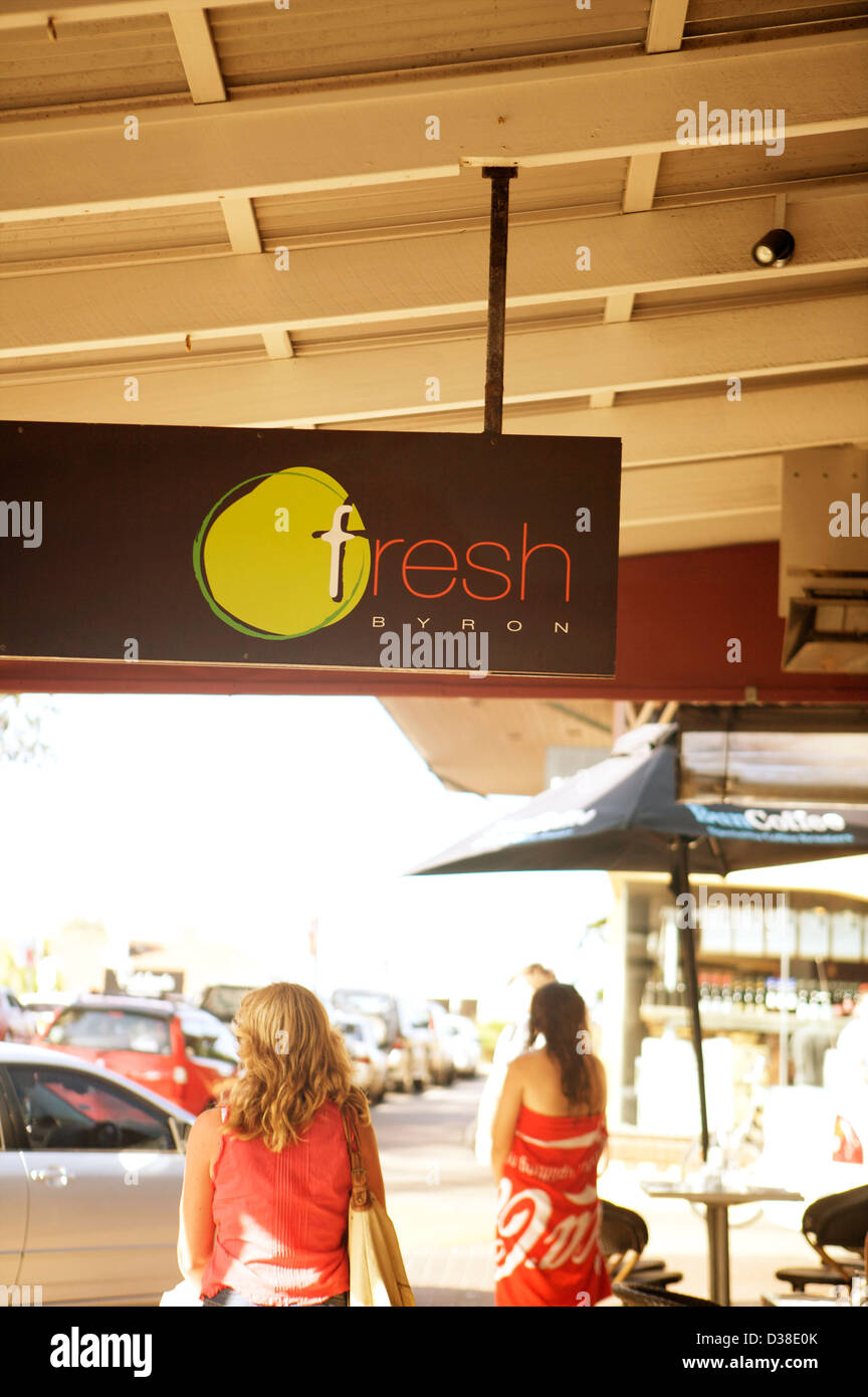 Byron Bay main street, Nuovo Galles del Sud Australia. Un paradiso per i giovani backpackers, viaggiatori e surfisti. Fresh è una licenza completa Ristorante in Byron Foto Stock