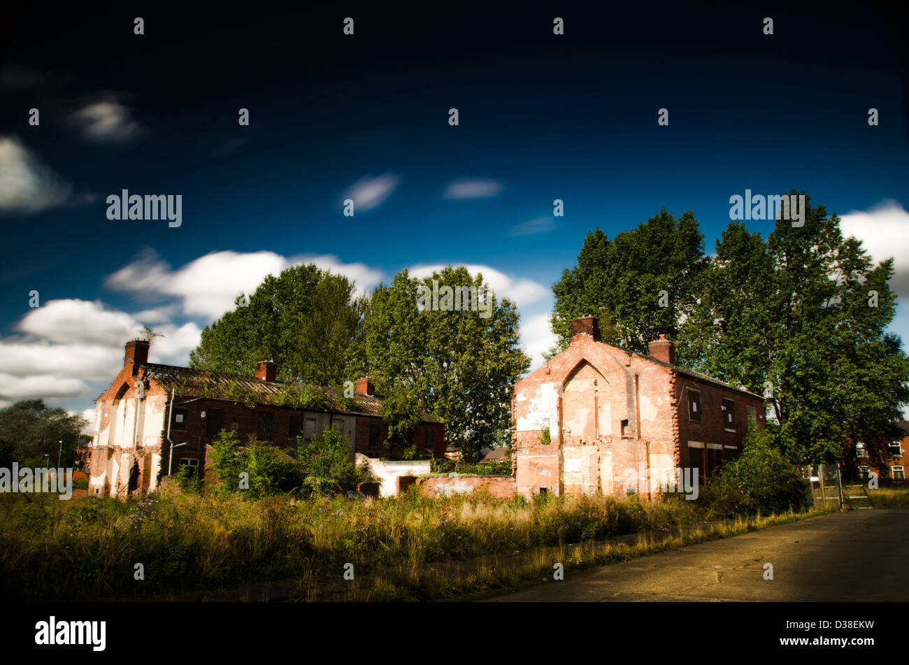 Il degrado urbano, case abbandonate, abbandonato, rinnovo, alberi cielo blu e nuvole, Foto Stock