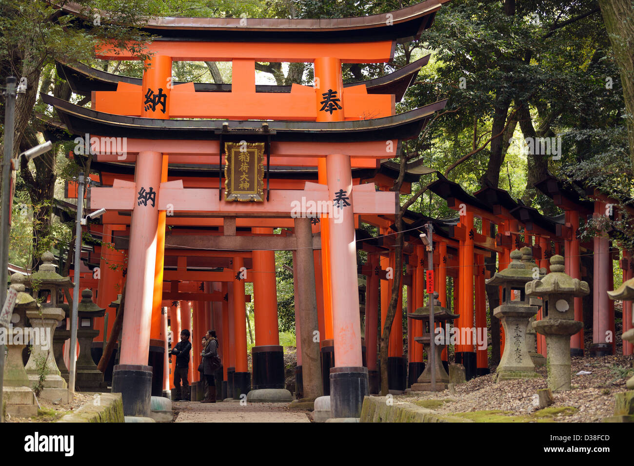 Ingresso di Fushimi Inari santuario torii in tunnel di Kyoto, Giappone Foto Stock