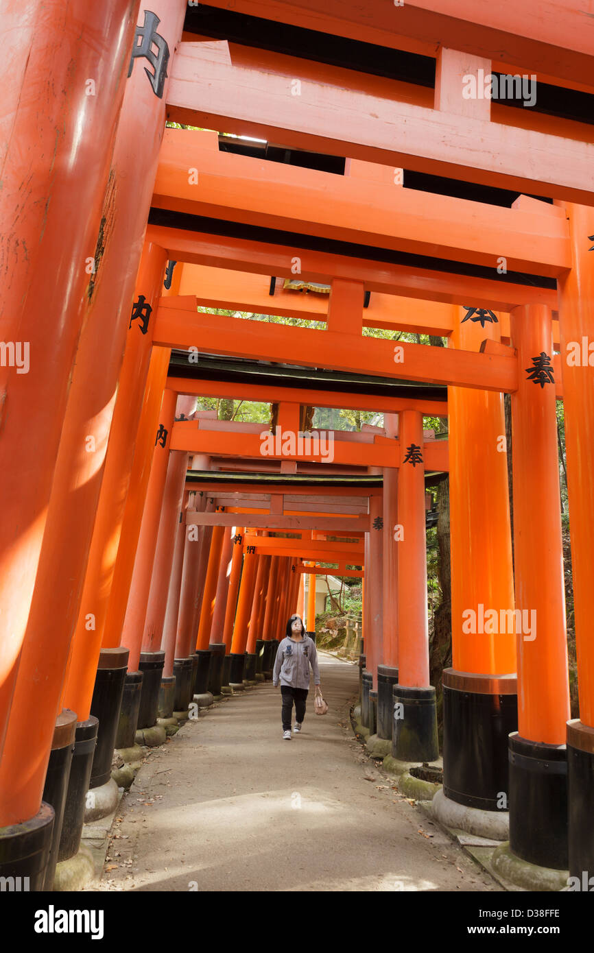 Fushimi Inari santuario torii in tunnel di Kyoto, Giappone Foto Stock