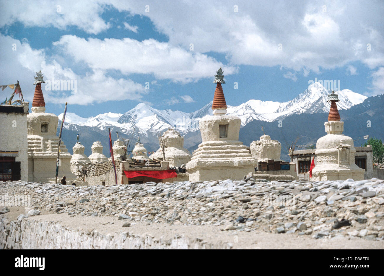 Una fila di stupa tibetani sacri sullo sfondo di montagne innevate alla periferia di Leh, Ladakh. India Foto Stock