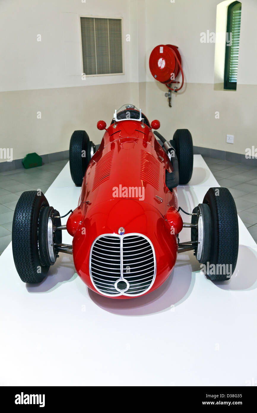 Una collezione di storiche classic motor racing Maserati auto Foto Stock