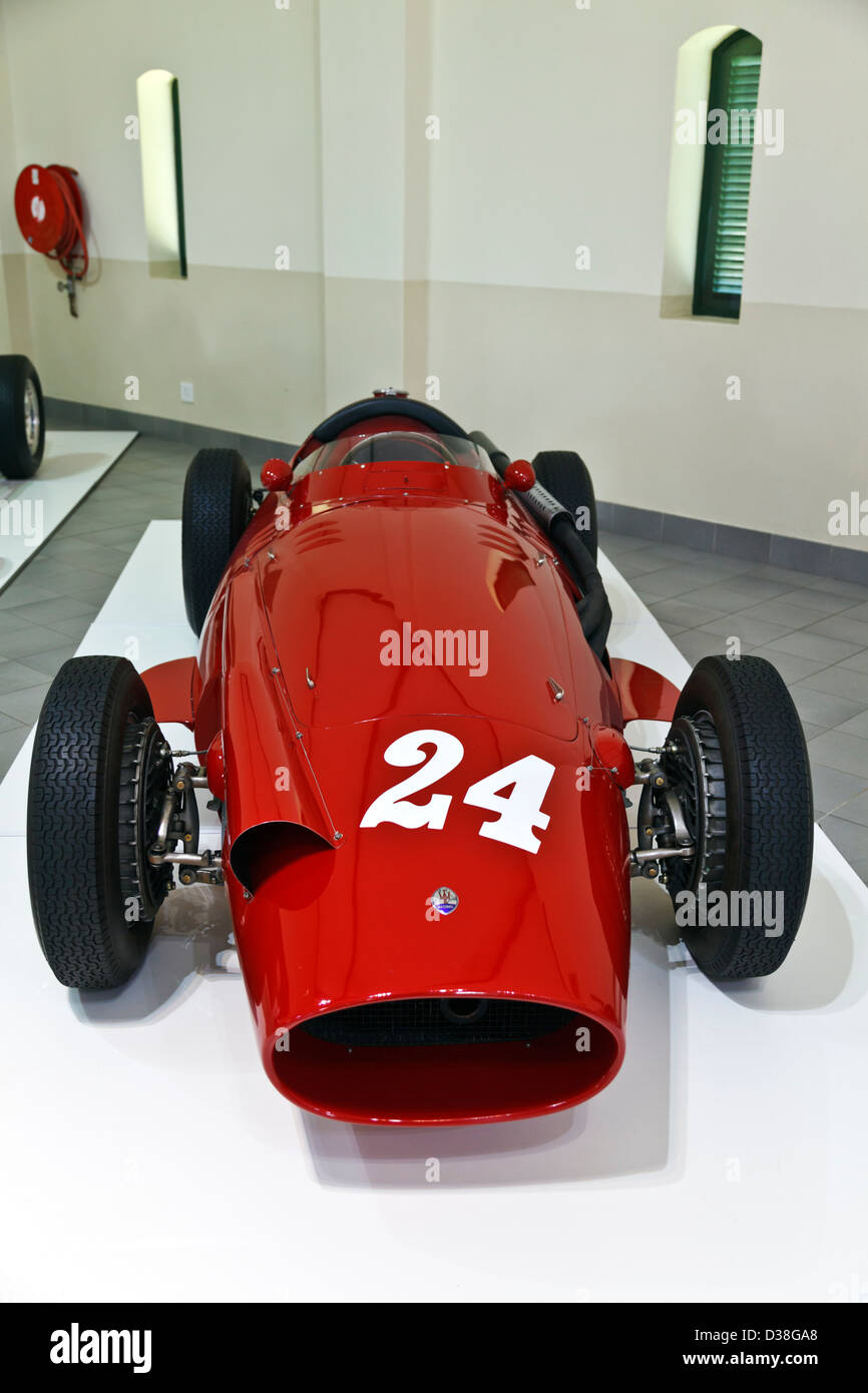 Una collezione di storiche classic motor racing Maserati auto Foto Stock