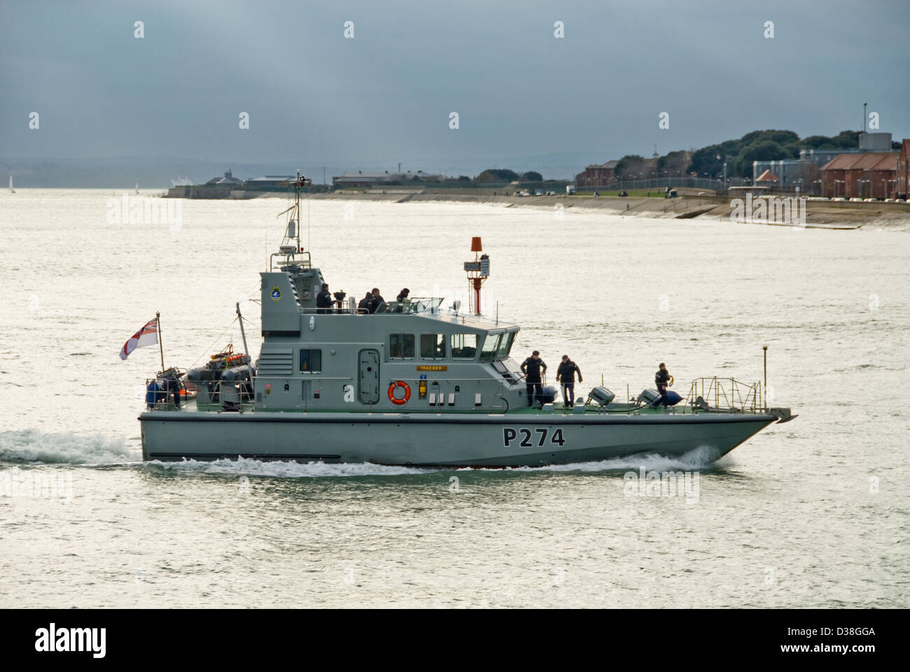 P274 tracker hms archer class royal navy motovedetta entra nel porto di Portsmouth Foto Stock