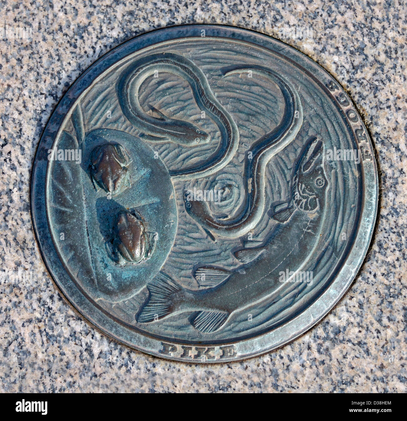 'La catena alimentare', luccio, rane, anguille. Scultura all'aperto. Il molo di pietra, Morecambe, Lancashire, Inghilterra, Regno Unito, Europa Foto Stock