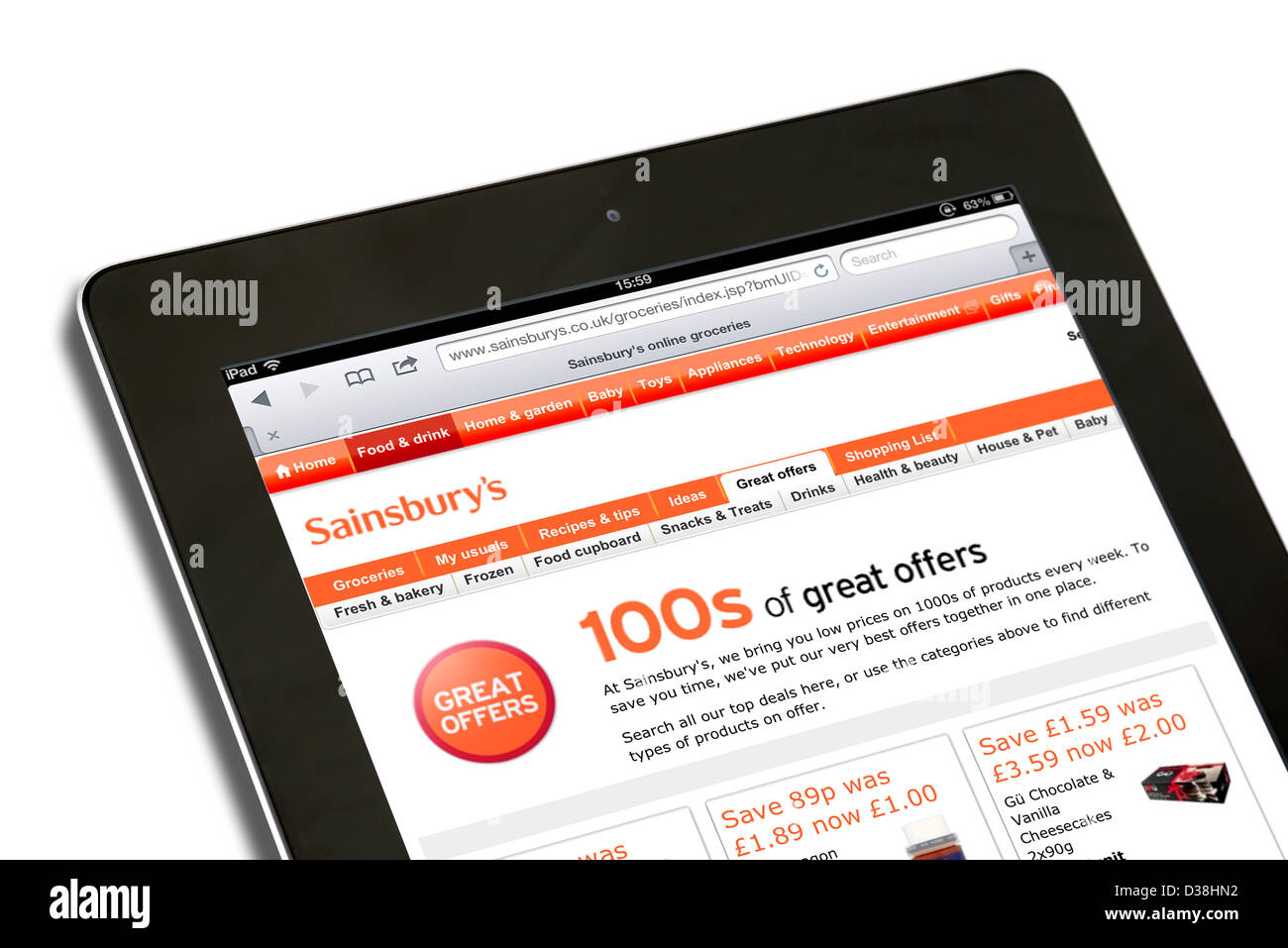 Shopping alimentare online su Sainsbury's. sito web con una quarta generazione di Apple iPad Foto Stock