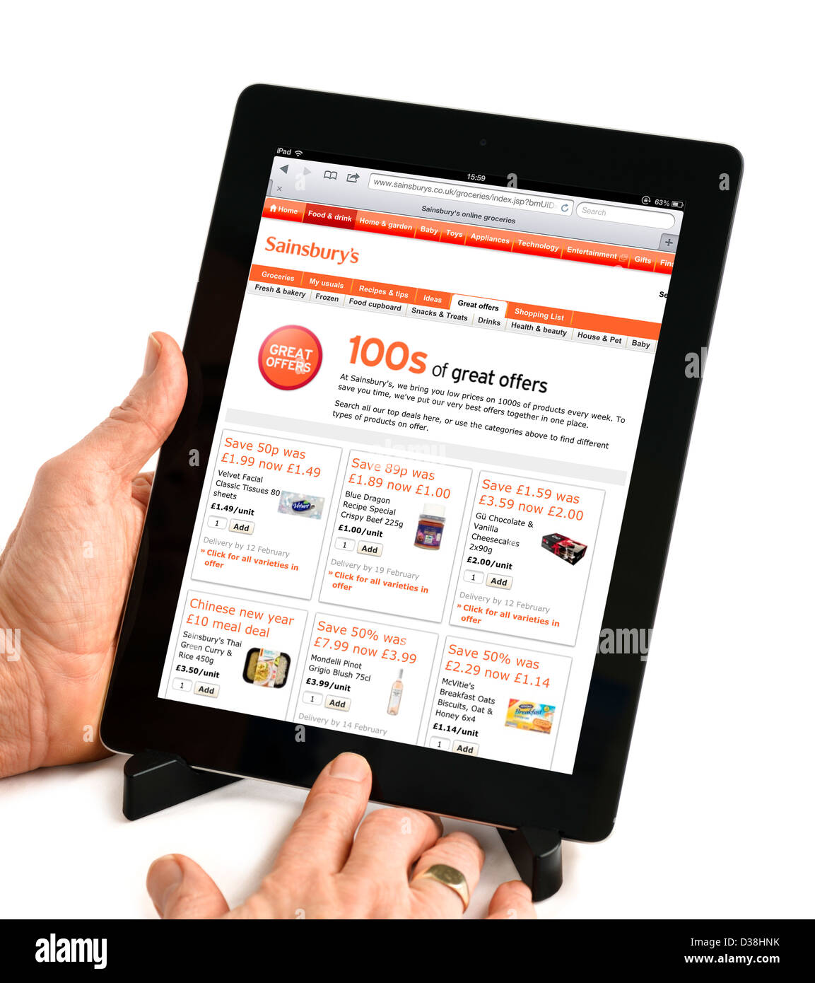 Shopping alimentare online su Sainsbury's. sito web con una quarta generazione di Apple iPad Foto Stock
