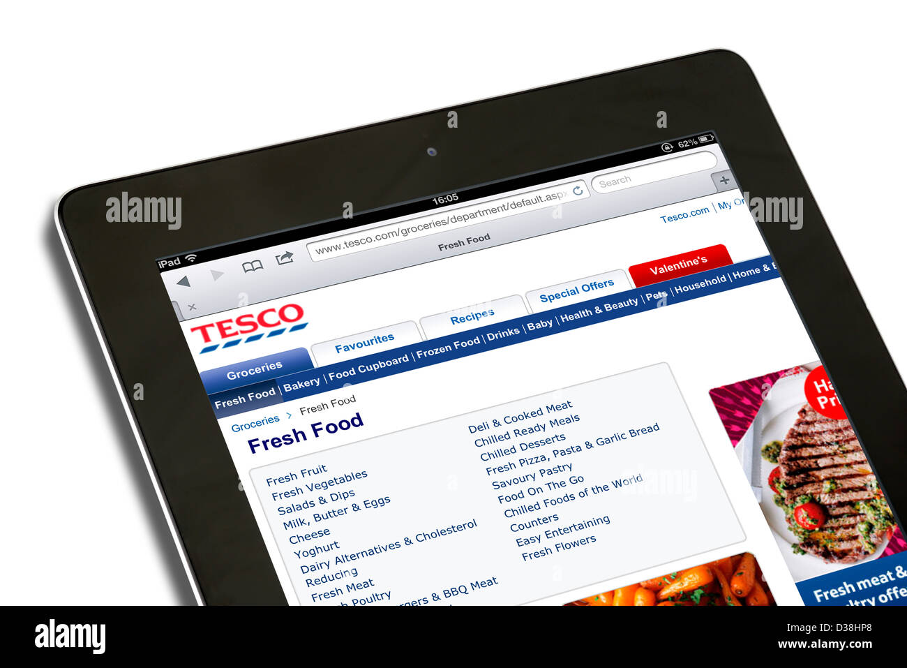 Il cibo lo shopping online sul sito web di Tesco con una quarta generazione di Apple iPad Foto Stock