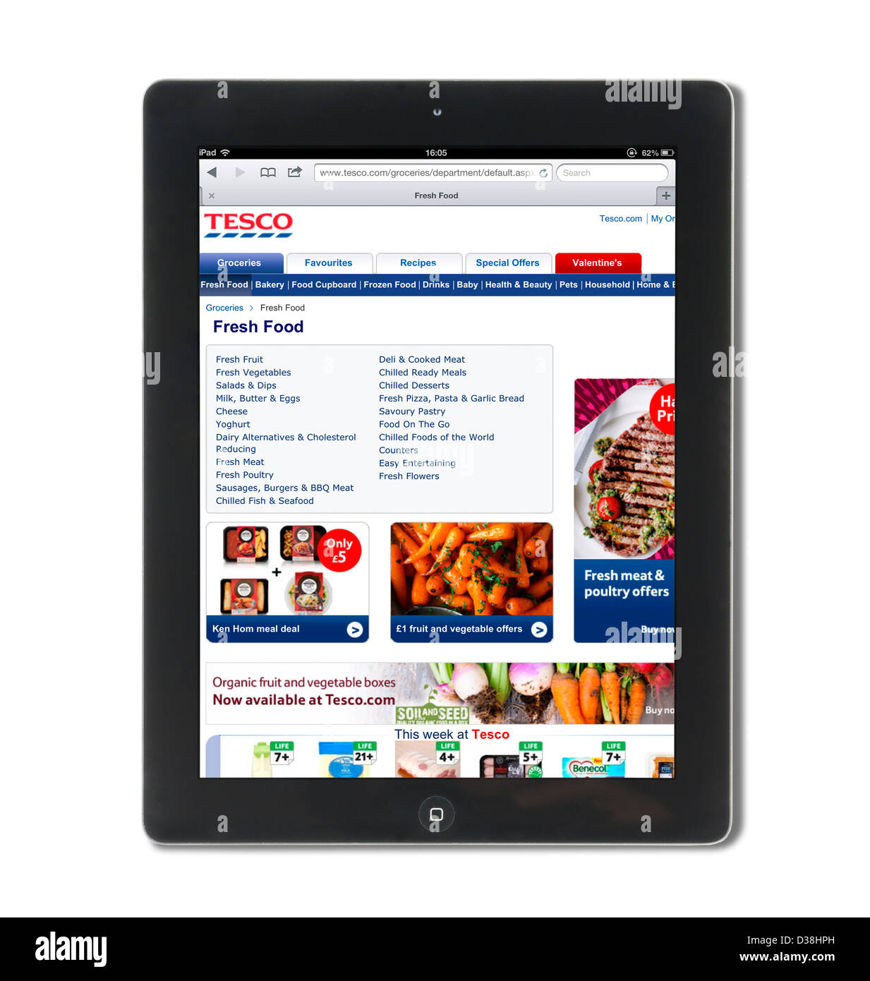 Il cibo lo shopping online sul sito web di Tesco con una quarta generazione di Apple iPad Foto Stock