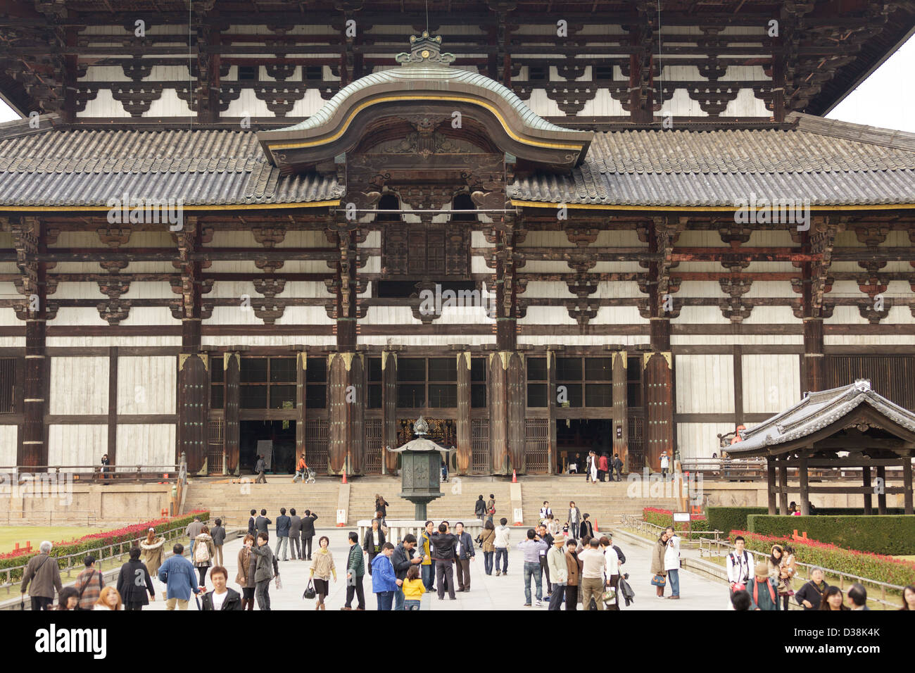 Il grande tempio Todaiji di Nara con molti turisti che visitano, vicino Kytoto, Giappone Foto Stock