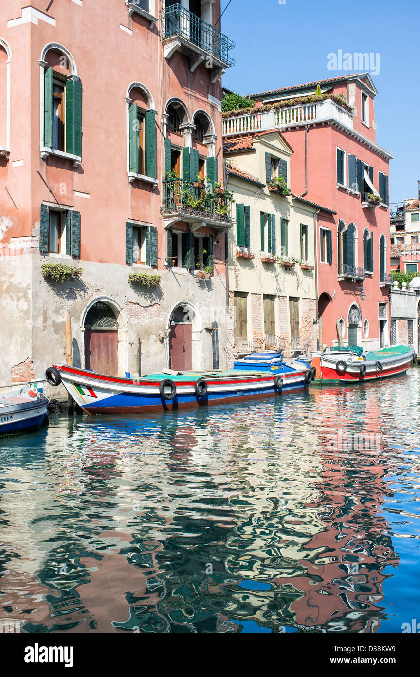 Barca colorati e Canal riflessioni nel quartiere di Castello di Venezia Foto Stock