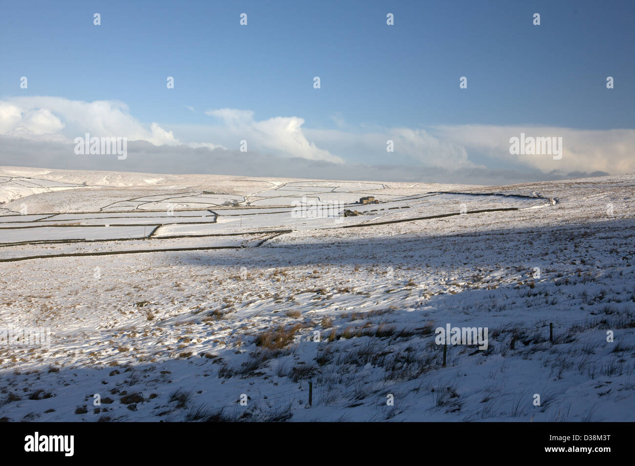 Neve sulle colline coperte in inverno in Crimsworth Dean vicino a Hebden Bridge nel sud Pennines nel West Yorkshire Foto Stock