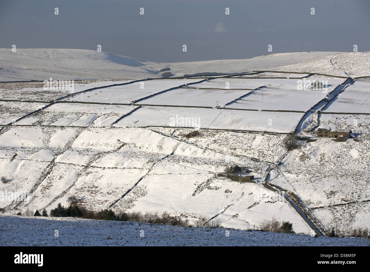 Neve sulle colline coperte in inverno in Crimsworth Dean vicino a Hebden Bridge nel sud Pennines nel West Yorkshire Foto Stock
