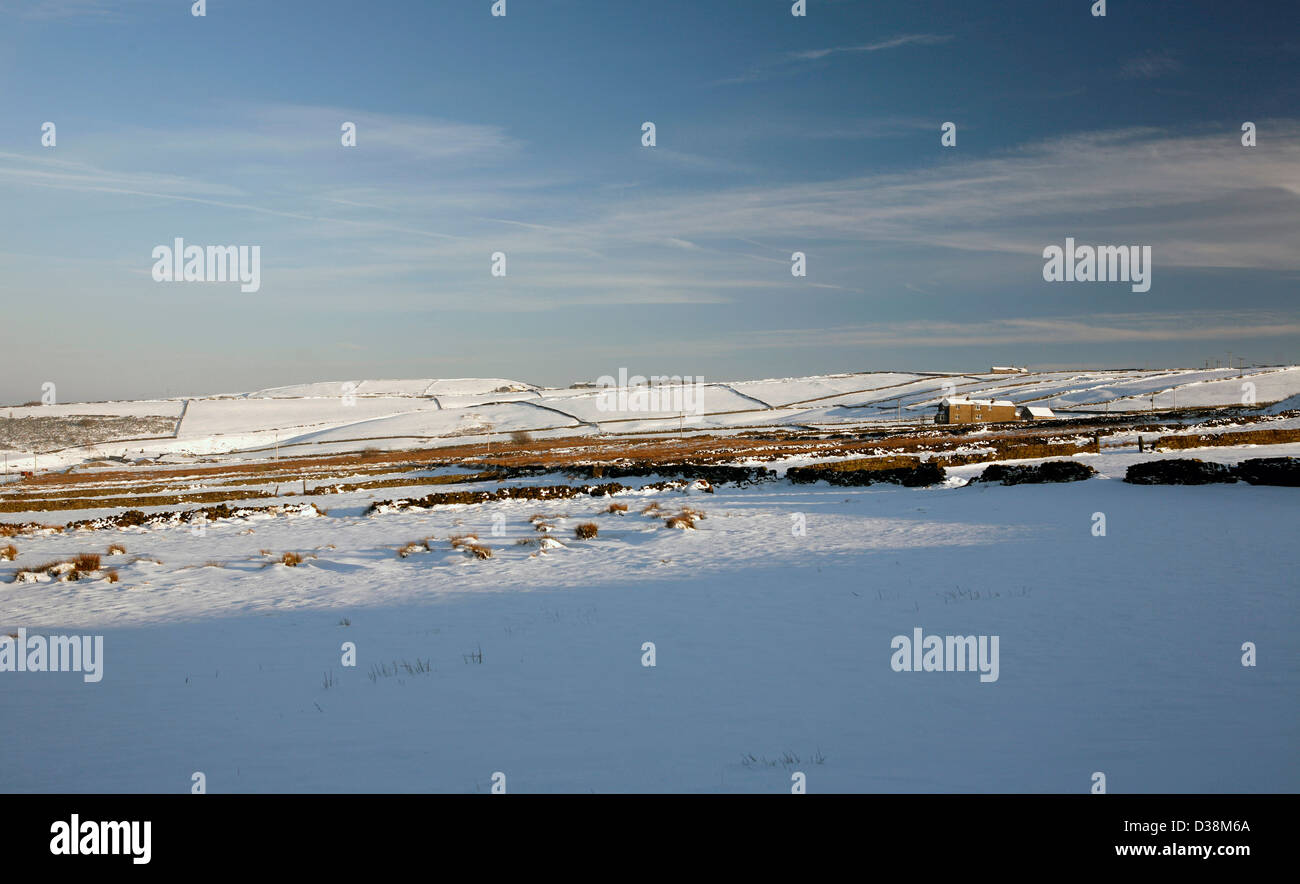 Neve e neve derive dei Pennines , West Yorkshire nei pressi di Leeds Foto Stock