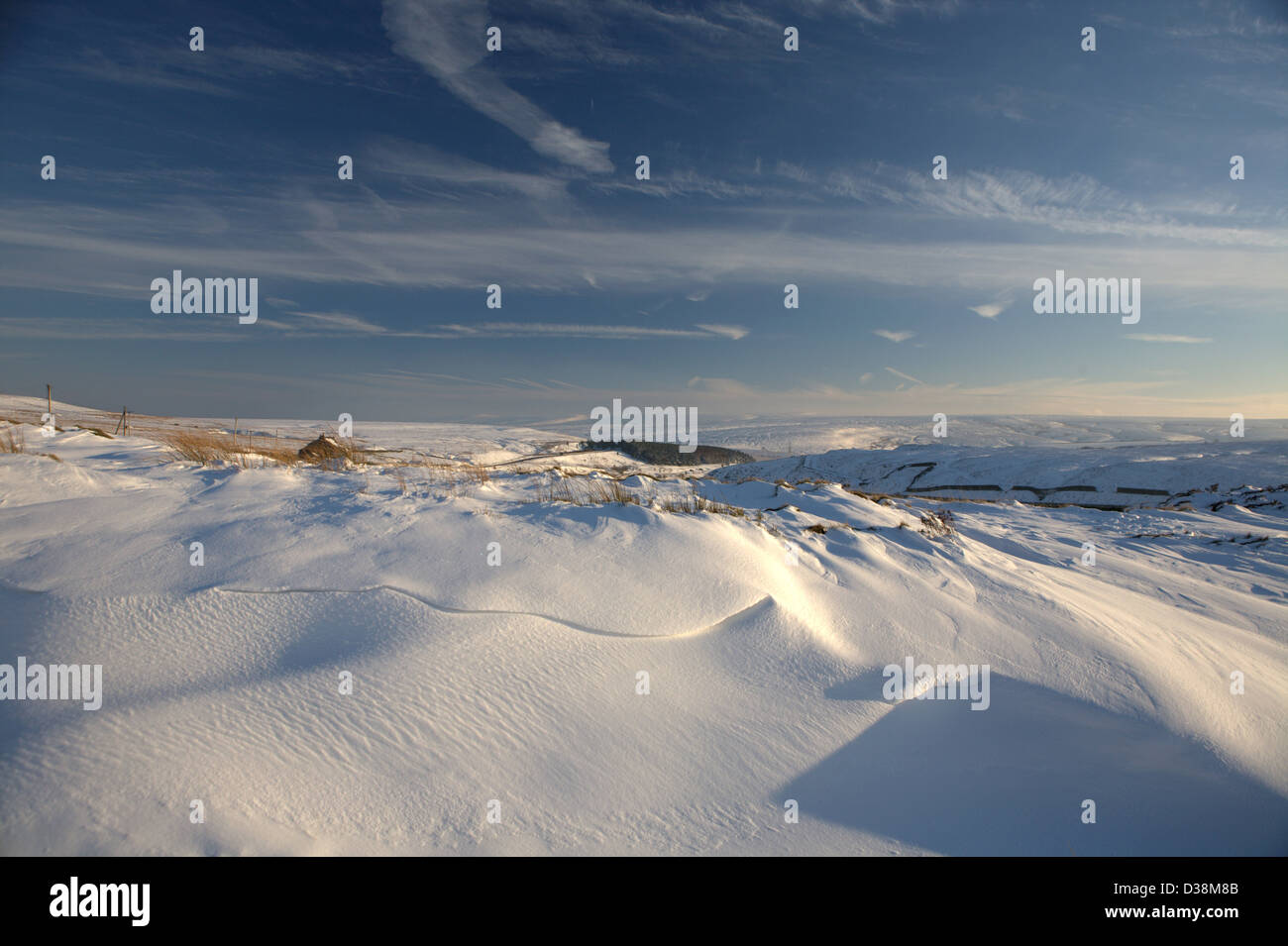 Neve e neve derive dei Pennines , West Yorkshire nei pressi di Leeds Foto Stock