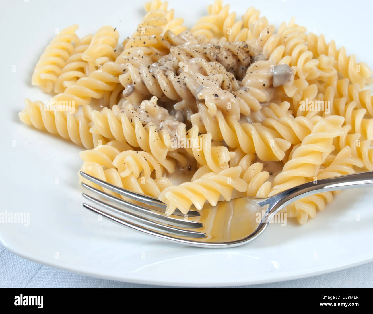 Fusilli con crema di funghi e pepe nero Foto Stock