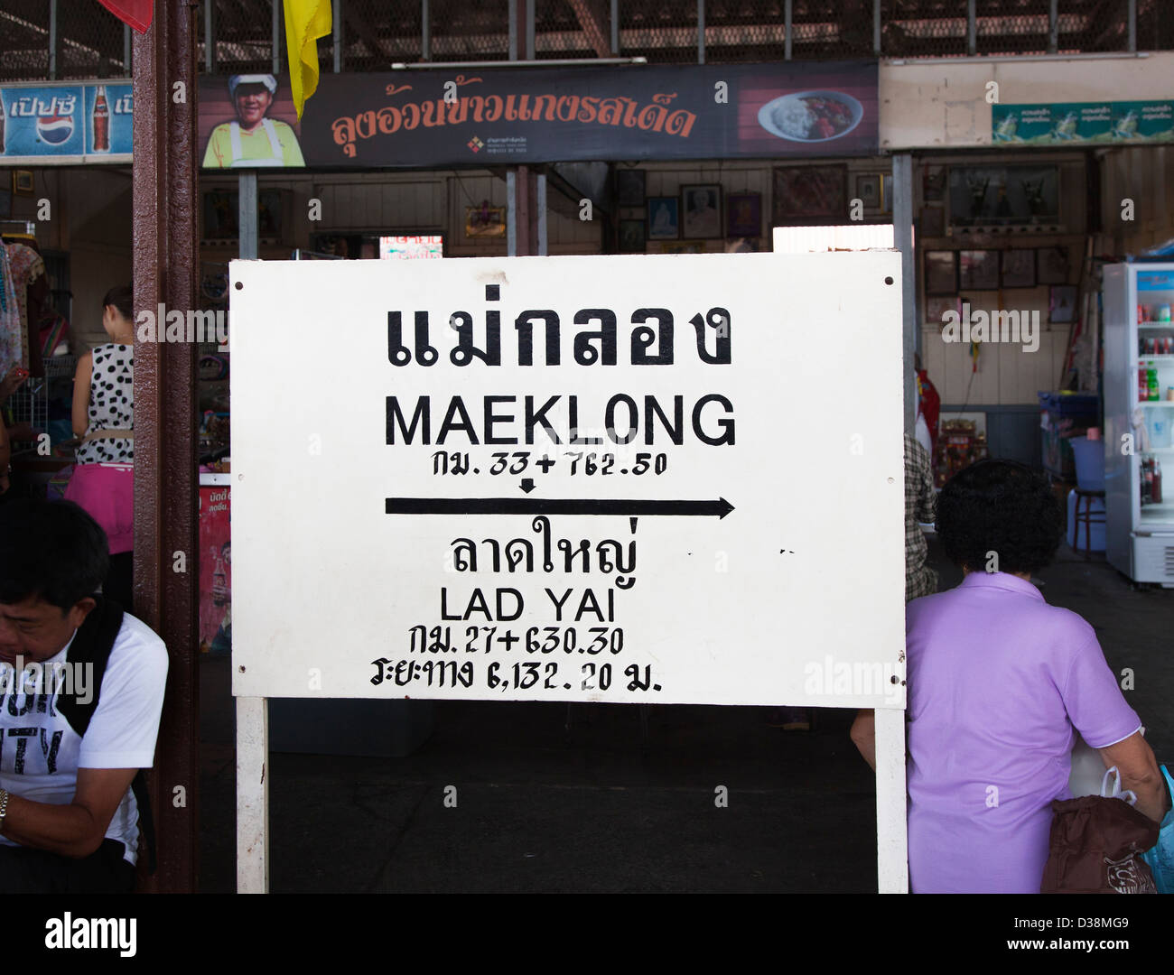 Segno bianco a Maeklong stazione ferroviaria, Thailandia, con il nome della stazione in inglese e thailandese Foto Stock