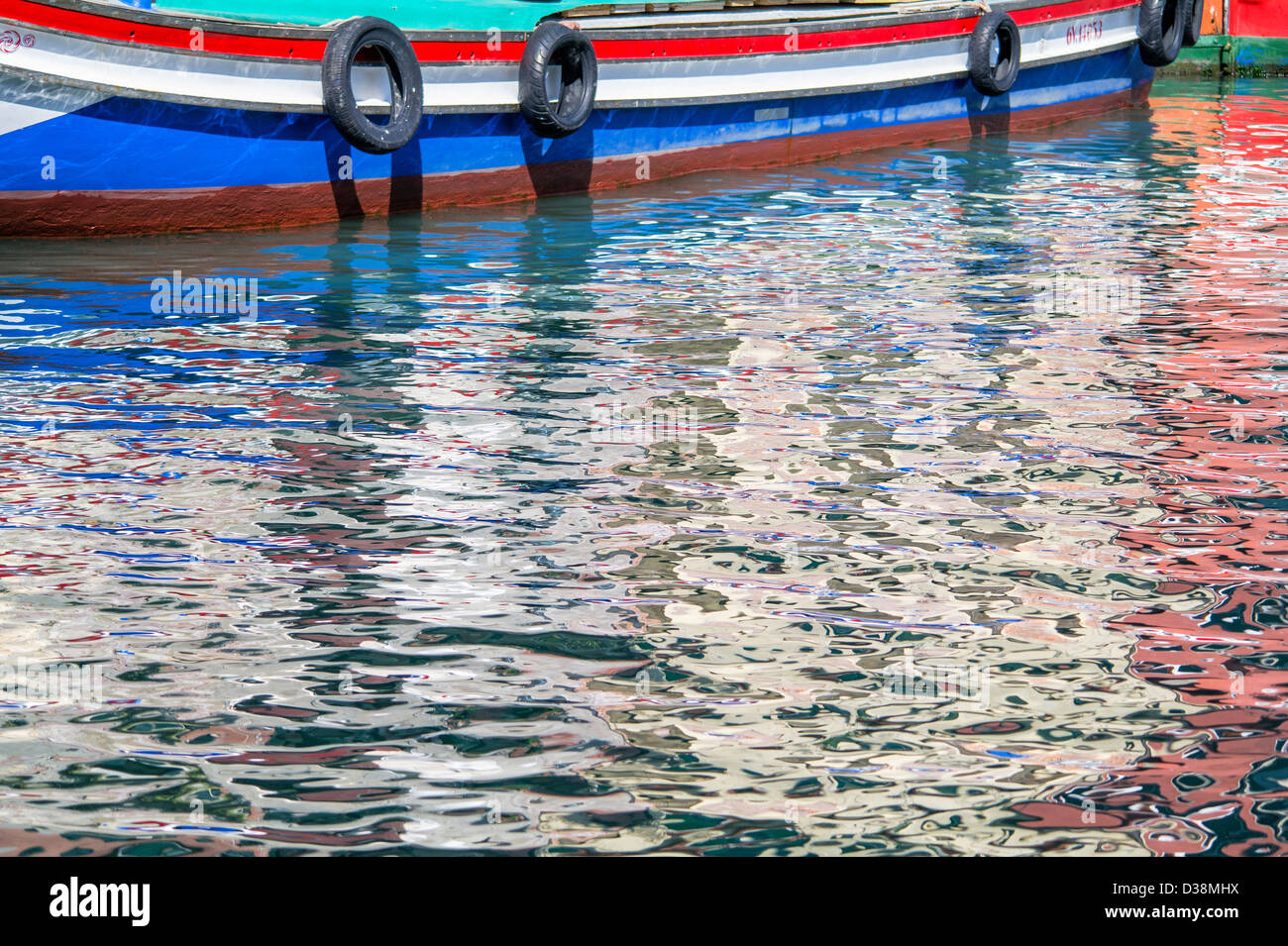 Barche colorate e riflessi nel canale di Venezia Italia Foto Stock