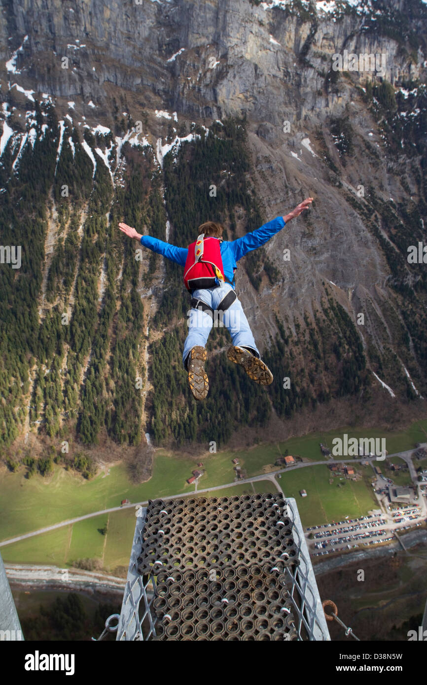 L uomo lo skydiving nel paesaggio rurale Foto Stock