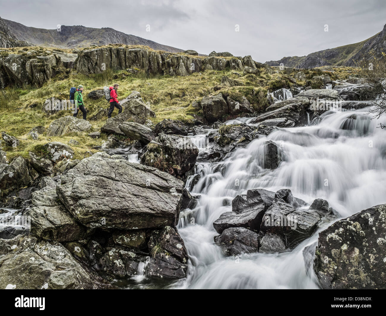 Giovane escursioni nel paesaggio roccioso Foto Stock